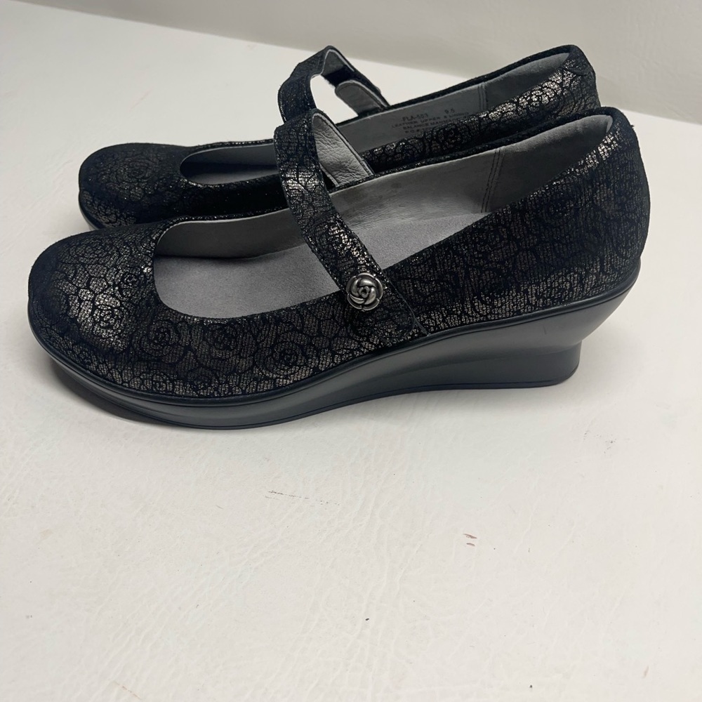 Alegría by PG lite flair pewter florette Mary Jane shoes size9.5 metallic flower